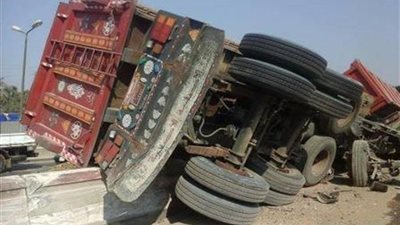 انقلاب شاحنة محملة بـ45 طن قمح في الفيوم