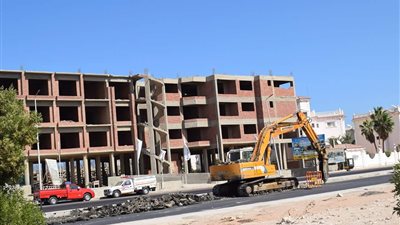 بالصور.. محافظ البحر الأحمر يتابع توصيل الغاز لمنطقة الأحياء بالغردقة