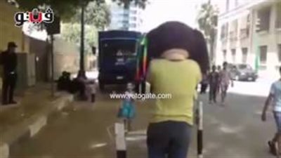 بالفيديو.. شخصيات كرتونية توزع الحلوى بمحيط كنيسة قصر الدوبارة