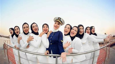 بالصور.. أغرب جلسة تصوير لعروس وصديقاتها