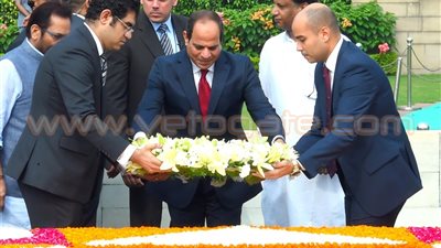 بالصور.. «السيسي» يضع باقة زهور على ضريح غاندي