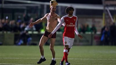 مشجع يقتحم ملعب مباراة أرسنال وساتون يونايتد