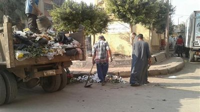 بالصور.. رئيس مدينة كفر الزيات يشدد على سرعة رفع القمامة