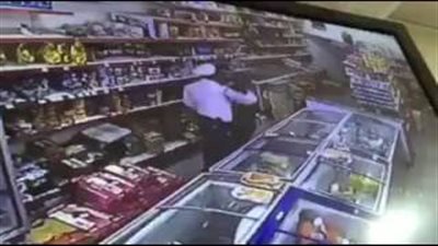 بالفيديو.. شرطي مرور يسرق هاتف «آيفون» في ثوانٍ