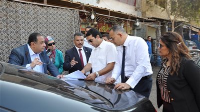 رئيس جامعة حلوان ونائب وزير الإسكان يتفقدان المناطق العشوائية