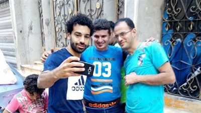 بالصور.. لقطات تذكارية لأهالي الغريبة مع محمد صلاح أمام منزله