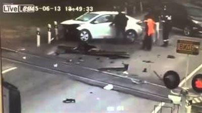 بالفيديو.. سيارة «كيا» تصطدم بحاجز السكك الحديد