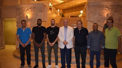 بنزيمة يلتقط صورا تذكارية لمنتجعات الغردقة للترويج السياحي للمدينة (صور)