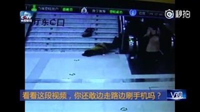 بالفيديو.. امرأة تتعرض لسقوط مروع من أعلى سلم بسبب «الموبايل»