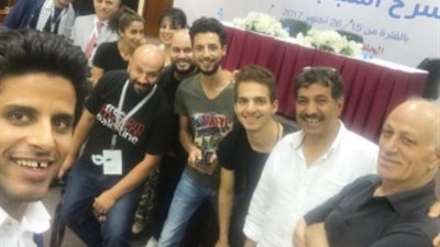 حمدي الميرغني ينشر صورة جديدة من مهرجان الكويت للمسرح الشبابي