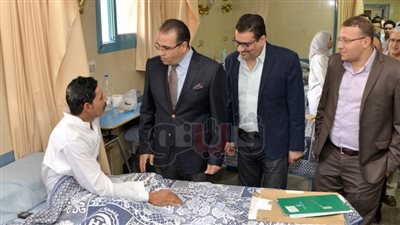 رئيس جامعة المنصورة يتفقد الخدمات الطبية بمستشفى الطوارئ