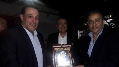 عصام عبد الفتاح يهدي درع الاتحاد لسفير مصر في الجزائر (صور)