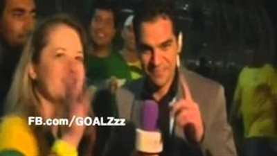بالفيديو.. مشجعة برازيلية تفاجئ مراسل الجزيرة بـ