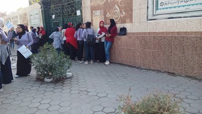 «الصحف» وسيلة الطلبة لمراجعة «الإحصاء» قبل بدء الامتحان بالزيتون (صور)