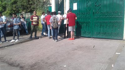 طلاب مدرسة الجيزة يتحدون «التعليم» ويدخلون اللجان بـ«الشورت» (صور)