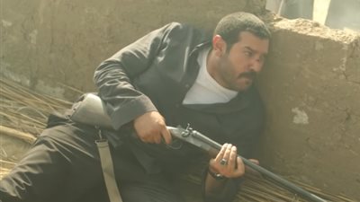 «الدكتور مات».. مواجهة بالأسلحة بين عمرو يوسف وحربي في «طايع» (فيديو)