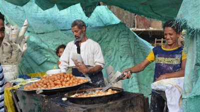 بالصور.. إقبال أهالي قنا على بائعي «الزلابية»