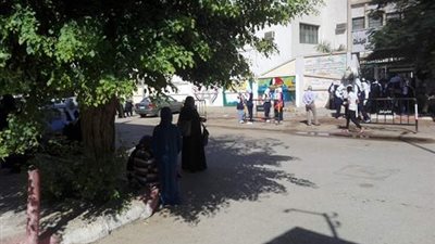 أمهات الطلاب ينتظرن أمام لجان الثانوية العامة بأسوان (صور)