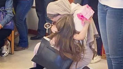 شاهد.. امرأة تشعل فيس بوك بموقف مؤثر مع ابنتها في عيد الأم