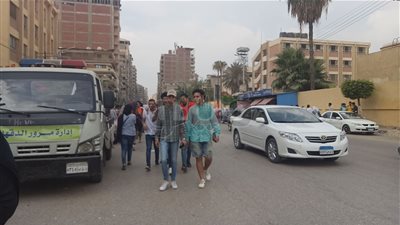 الشورت وسيلة طلاب الثانوية العامة لمواجهة الحر في المنصورة