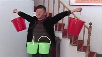 بالفيديو.. رجل يحمل 10 كيلوجرامات من الماء بجفنيه