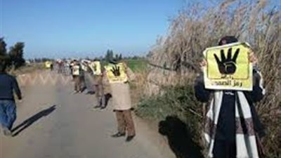 سلسلة بشرية لأنصار الإرهابية بطريق 