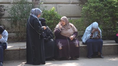 أولياء أمور طالبات «علي شوقي» بالمعادي يفترشن الأرصفة (صور)