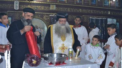 الأنبا تكلا يطيب رفات الشهيدة دميانة ويرسم شمامسة جدد بقنا (صور)