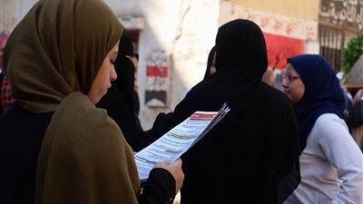 استمرار مراجعة طالبات مدرسة الزهراء حتى الدقائق الأخيرة (صور)