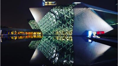 بالصور.. جوجل يمنح جائزة «بريتزكر» للمعمارية العراقية «زها حديد»