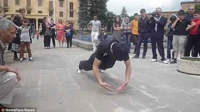 شاب ينفذ 41 دفعة بشكل غير متوقع (فيديو وصور)