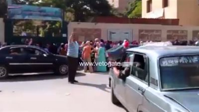 ولي أمر طالب ينظم حركة المرور أمام لجنة إنصاف سري بالزيتون (فيديو)