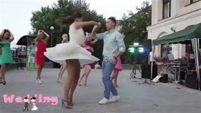 بالفيديو.. عروس تتألق في رقصة مشتركة مع صديقاتها