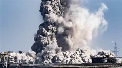 لحظة انهيار مدخنة 200 متر ببريطانيا (فيديو وصور)