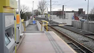 سائق ترام يوقف محاولة قتل وحشية (فيديو وصور)