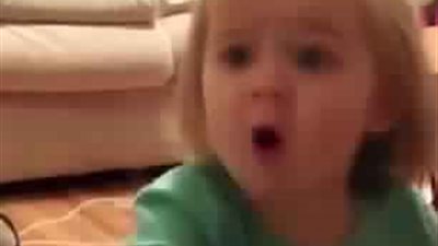 اعتراض طفلة على تبادل والديها القبلات بشكل طريف (فيديو وصور)