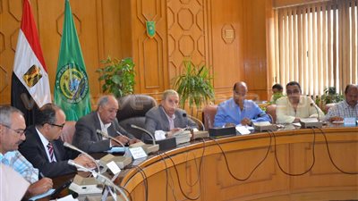 محافظ الإسماعيلية يناقش مشكلات أرض الجمعيات لوضع حلول جذرية