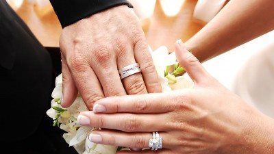 خاتم الزواج يتساوى مع أقراص 