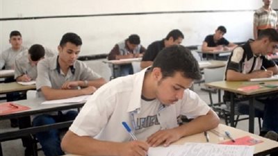 ضبط 3 طلاب لتصويرهم امتحان الاقتصاد داخل لجنة في سوهاج