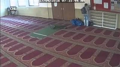 بالفيديو.. «حرامي» طلب النوم في المسجد وفي الصباح سرقه