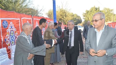 بالفيديو.. محافظ المنيا يقدم واجب التعازي لأسر شهداء حادث الواحات