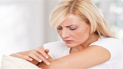 أمراض الجلدية خطر في أجساد المصريين.. أستاذ جلدية يكشف أخطار كريمات تفتيح البشرة.. تركيبة لحل جميع مشاكل الشعر.. «الشبَّه» أفضل علاج لمرضى التعرق الزائد.. والاغتسال بالصابون المطهر كارثة