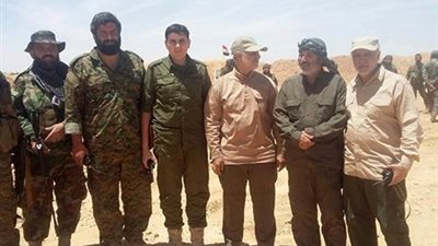 بالصور.. الجنرال الإيراني قاسم سليماني يتجول قرب الحدود السورية العراقية