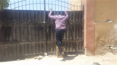 أولياء الأمور يتسلقون البوابات للاطمئنان على أبنائهم بالغردقة (صور)