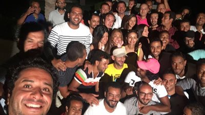 بالصور.. أحمد حلمي يحتفل مع فريق عمل «ألماظ حر» بانتهاء التصوير