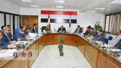 بالصور.. محافظ سوهاج يناقش خطة استلام القمح من الفلاحين