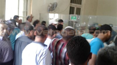 بالصور.. إقبال مكثف بمكاتب بريد أسيوط لسحب كراسات شروط «الإسكان»