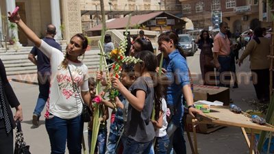 الأقباط يحتفلون بـ«أحد الشعانين» بـ«السيلفي» في الإسكندرية