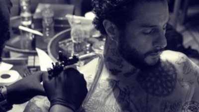 أحمد الفيشاوي يرسم وشما جديدا على كتفه