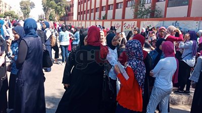 طلاب أمام مدارس بورفؤاد يشيدون بسهولة الاقتصاد والإحصاء (صور)